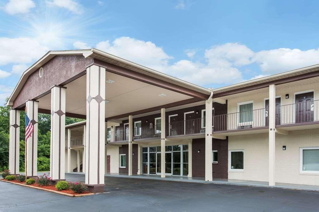 Econo Lodge ฟอร์เรสซิตี้ ภายนอก รูปภาพ