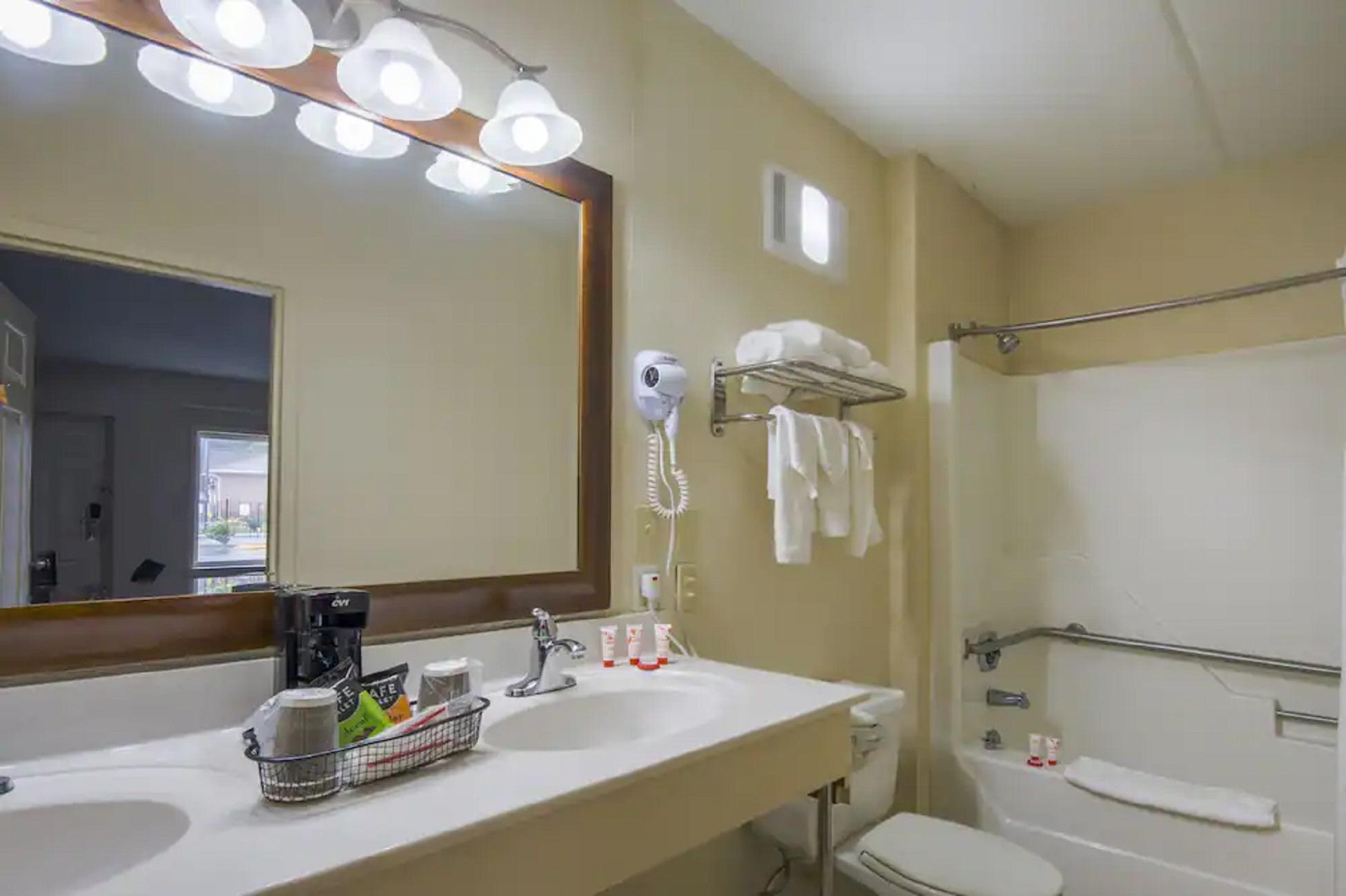 Econo Lodge ฟอร์เรสซิตี้ ภายนอก รูปภาพ