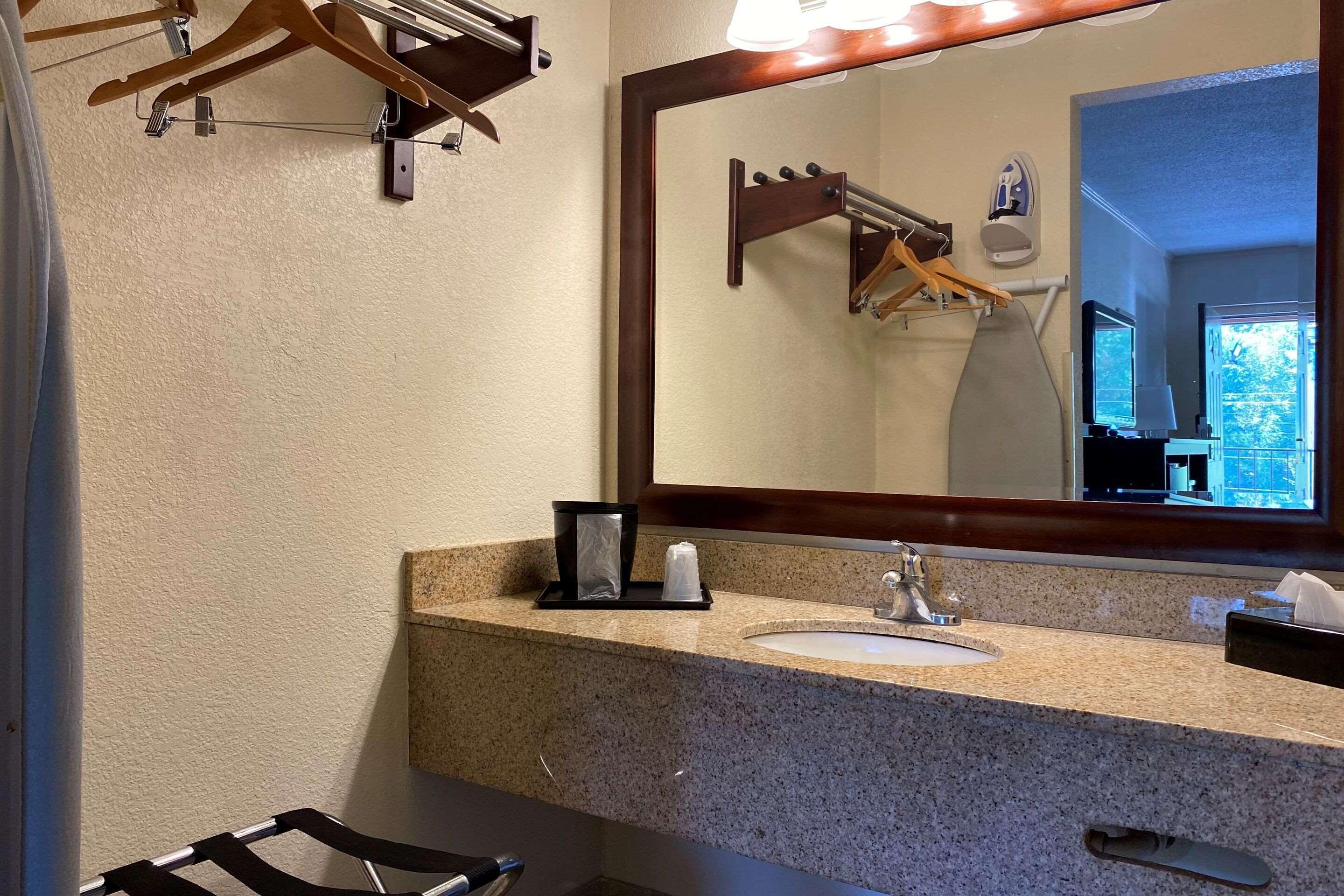 Econo Lodge ฟอร์เรสซิตี้ ภายนอก รูปภาพ