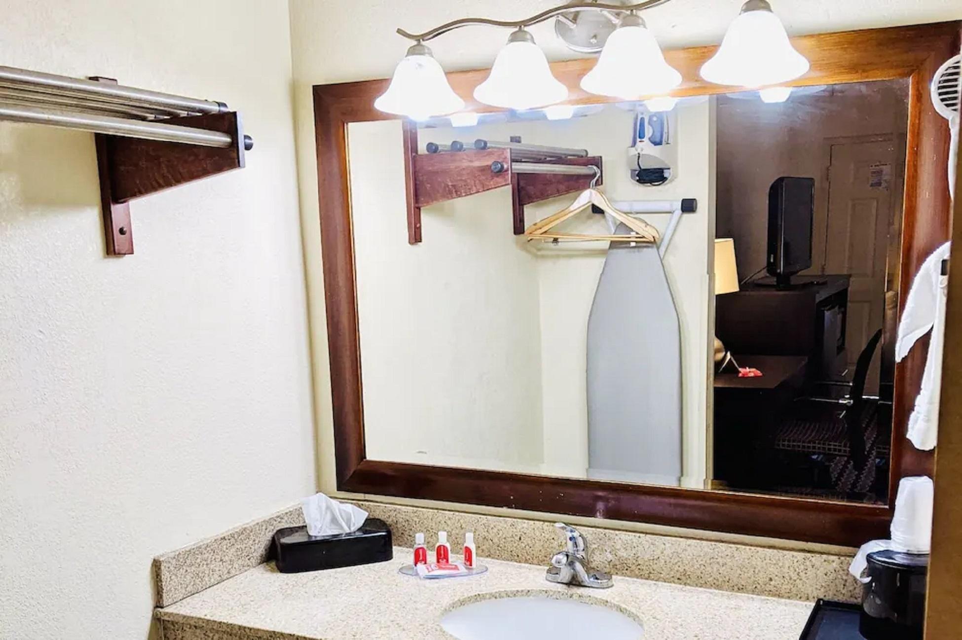 Econo Lodge ฟอร์เรสซิตี้ ภายนอก รูปภาพ